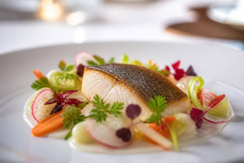 découvrez des recettes de poisson sophistiquées et faciles à réaliser, créées par un chef étoilé pour sublimer vos repas avec élégance et saveur.